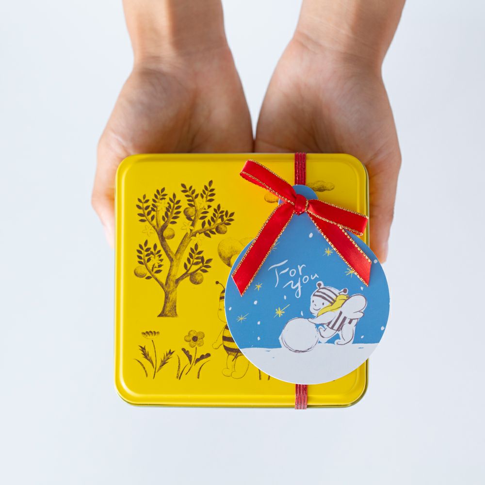 【予約販売】ぶんぶんハニークッキー缶 ～ぶんぶんの雪あそび～ (冬タグ)